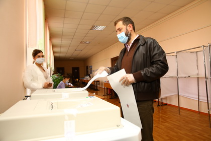 Александр Ведерников принял участие в голосовании на выборах депутатов Госдумы РФ VIII созыва